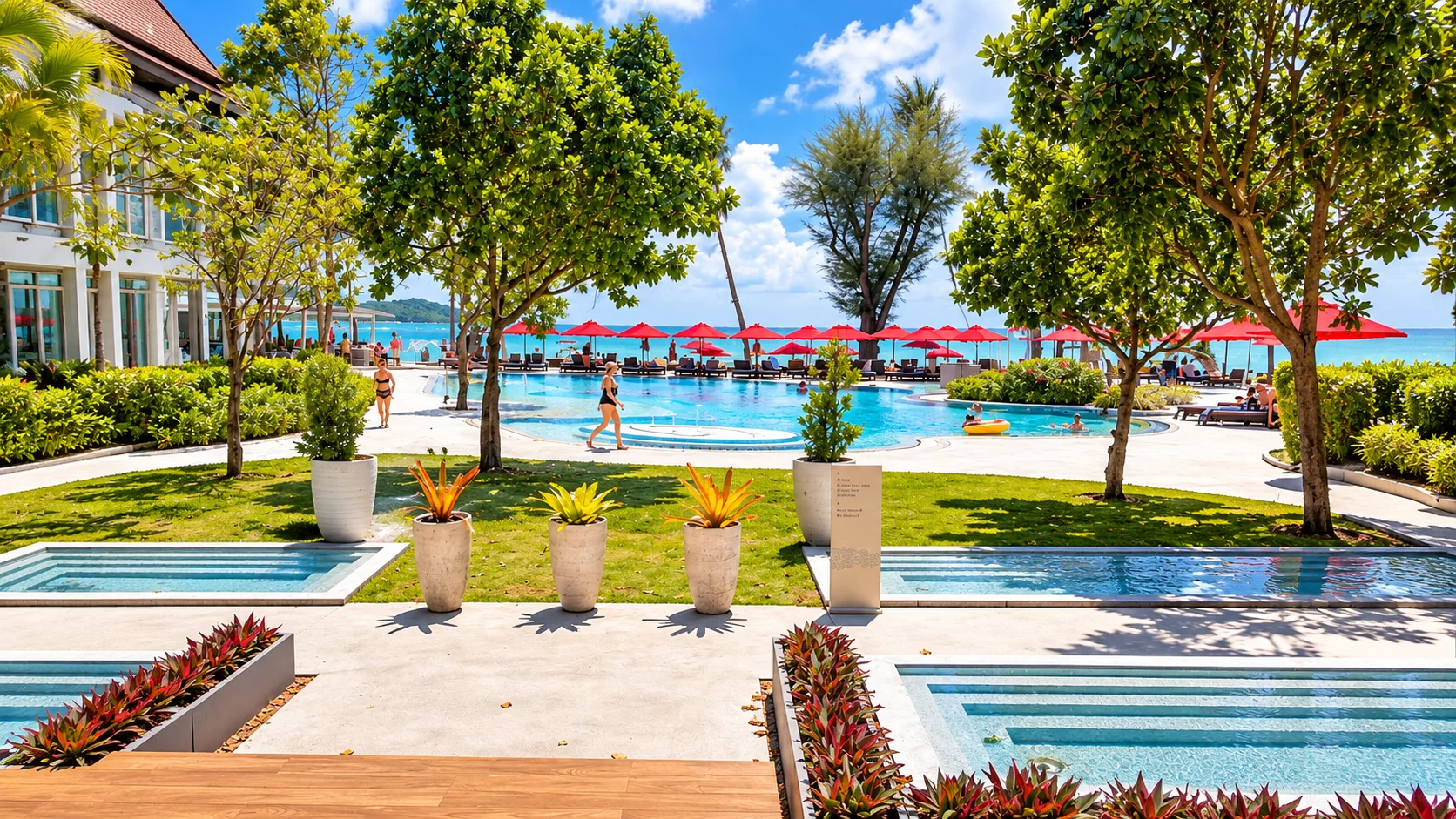 Garten und Pool mit Meerblick im Amari Koh Samui, mit roten Sonnenschirmen, Chaweng
