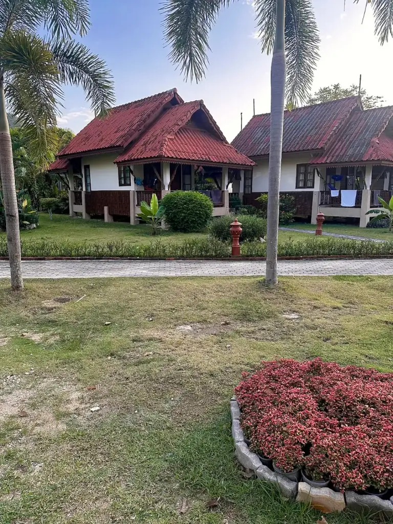 Bungalows auf einer Rasenfläche im Long Bay Resort, Haad Yao, Koh Phangan
