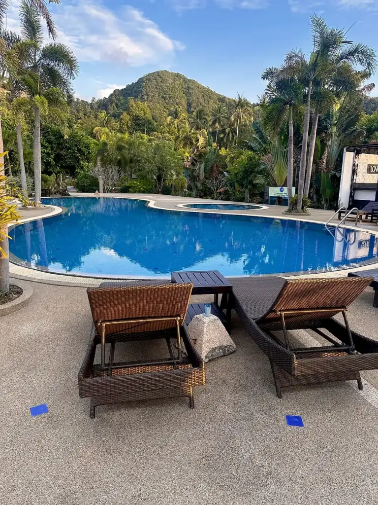 Der Pool und die Sonnenliegen im Long Bay Resort