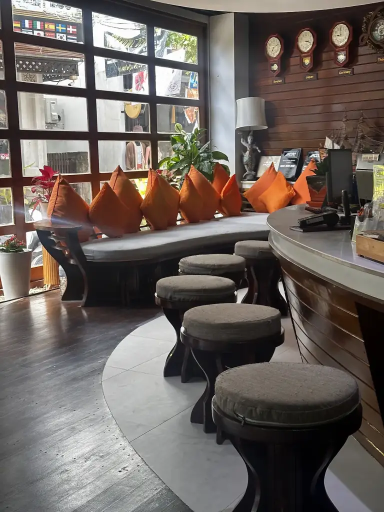Le lobby aux coussins orange du Ban's Diving Resort, Koh Tao