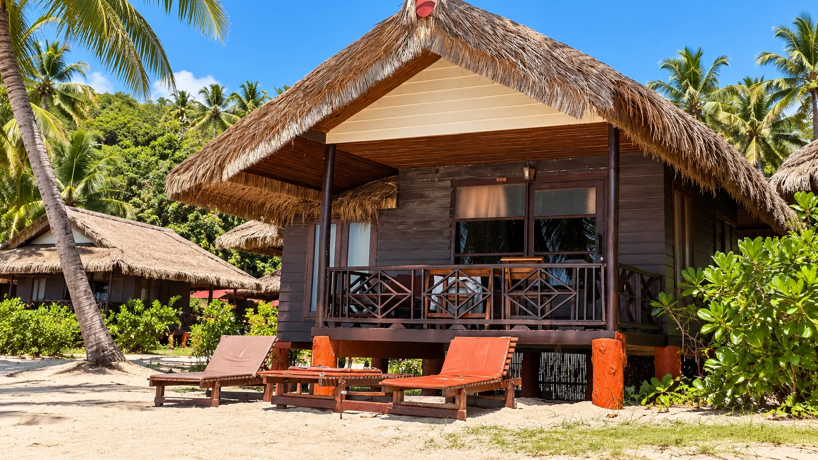 בונגלו עם גג קש ומיטות שיזוף על החול ב-Bow Thong Beach Resort, צפון סאירי, קו טאו