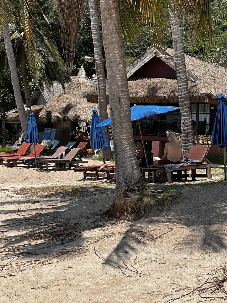 בונגלוס ומיטות שיזוף על החוף ב-Bow Thong Beach Resort