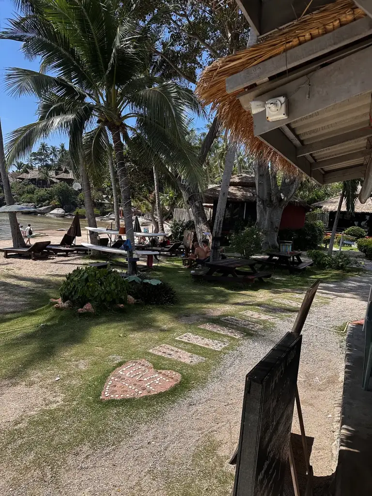 שביל בגינה בין הבונגלוס ב-Bow Thong Beach Resort