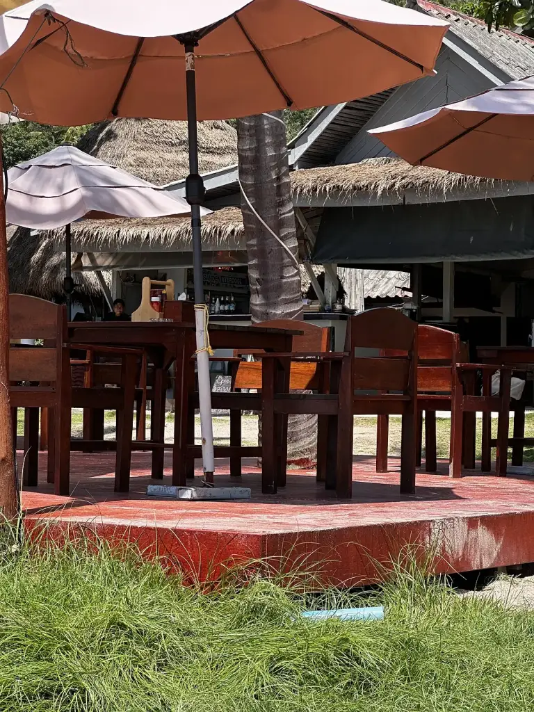 הדק של המסעדה עם שמשיות ב-Bow Thong Beach Resort