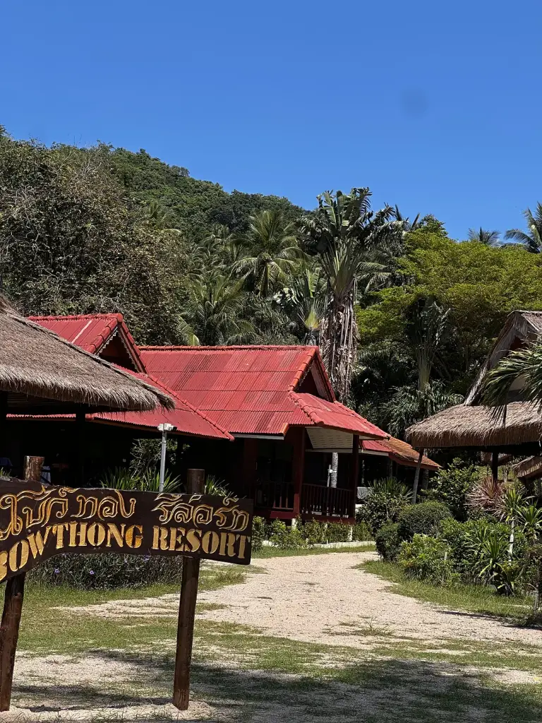 השלט של Bowthong Resort ובונגלוס עם גגות אדומים