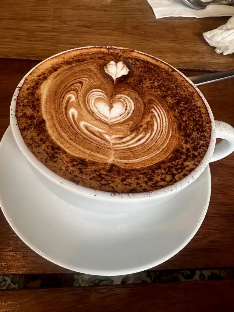 קפה עם ציור לב בקצף ב-Bubba's Roastery