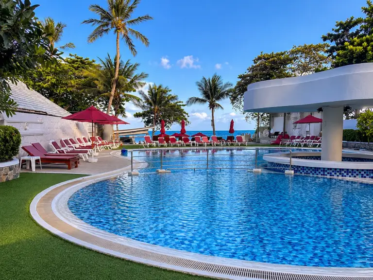Piscine face à la mer au Chaba Samui Resort avec parasols et transats rouges, Chaweng