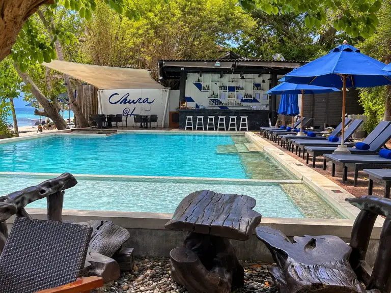 Piscine et bar du Chura Samui avec des parasols bleus, près de Chaweng Beach