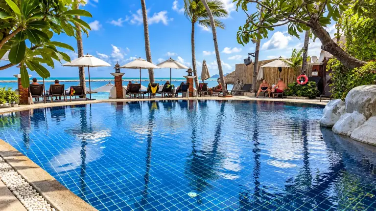 Dara Samui Beach Resort - la piscine en bord de plage à Chaweng
