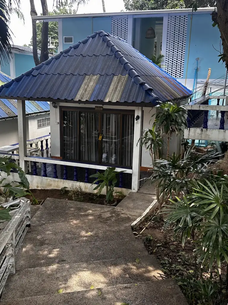 Un bungalow au toit bleu à DD Hut, Koh Tao