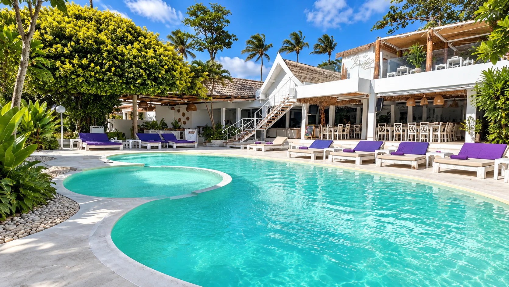 Elephant Beach Club & Resort Samui - la piscine devant le bâtiment du beach club