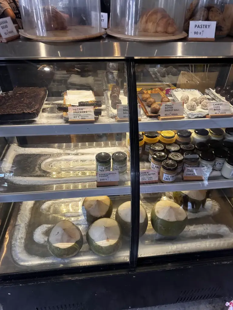 ויטרינת המאפים והחטיפים של The Factory Cafe, כולל אפשרויות טבעוניות וללא גלוטן