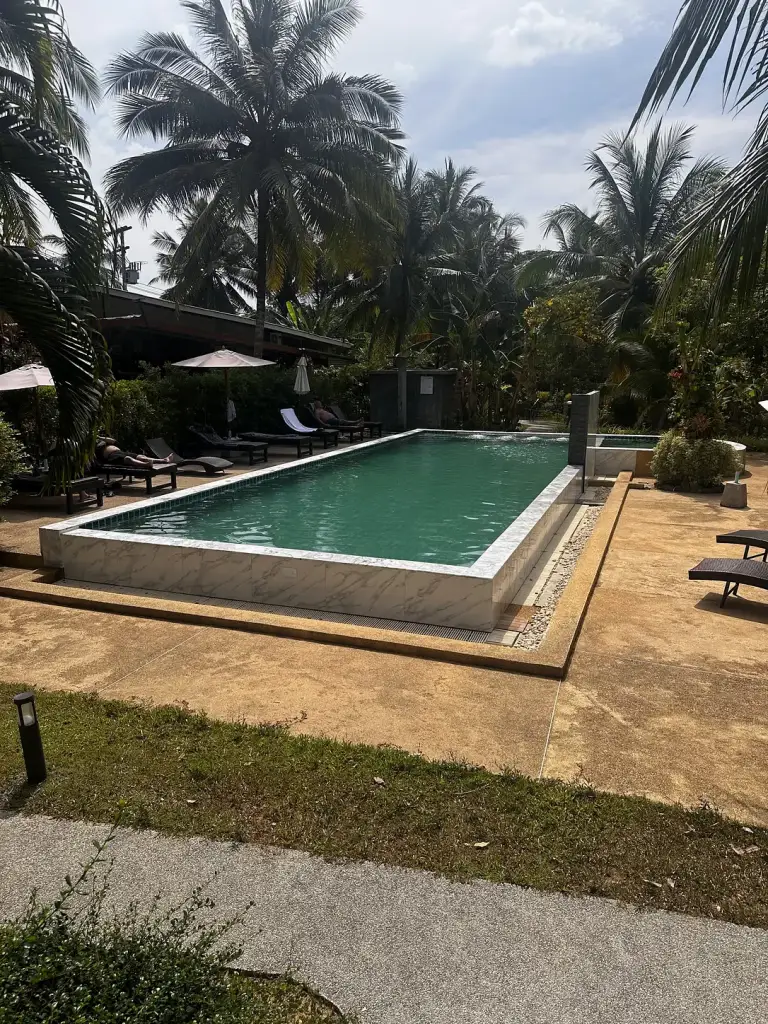בריכת מי המלח של Grandfather Khaolak Resort בין עצי הקוקוס, קאו לאק