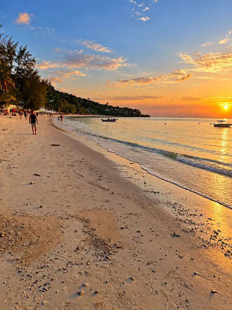 Der Strand von Haad Yao bei Sonnenuntergang, Koh Phangan
