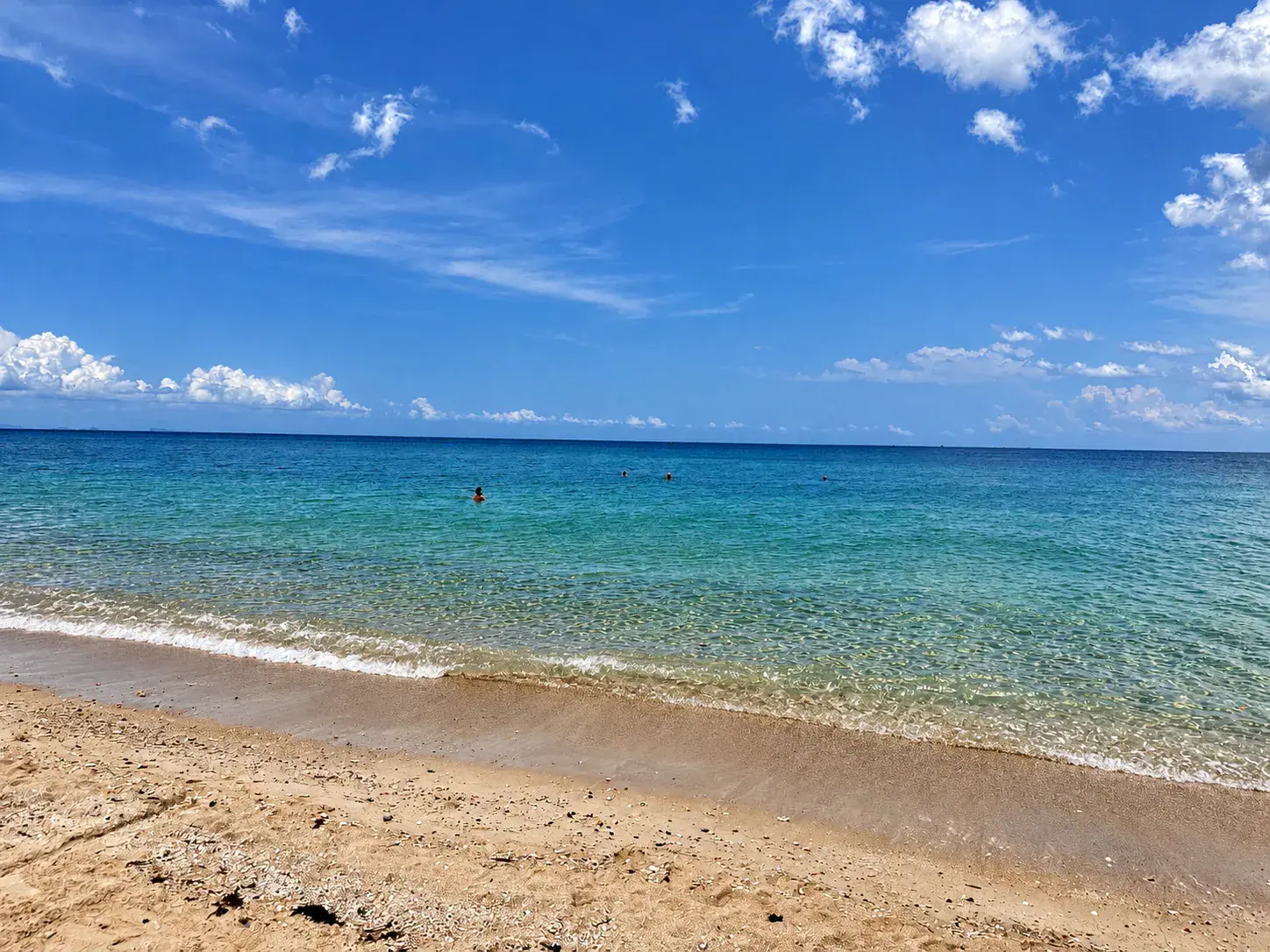 Blaues Meer und heller Sand in Haad Yao an einem sonnigen Tag, Koh Phangan