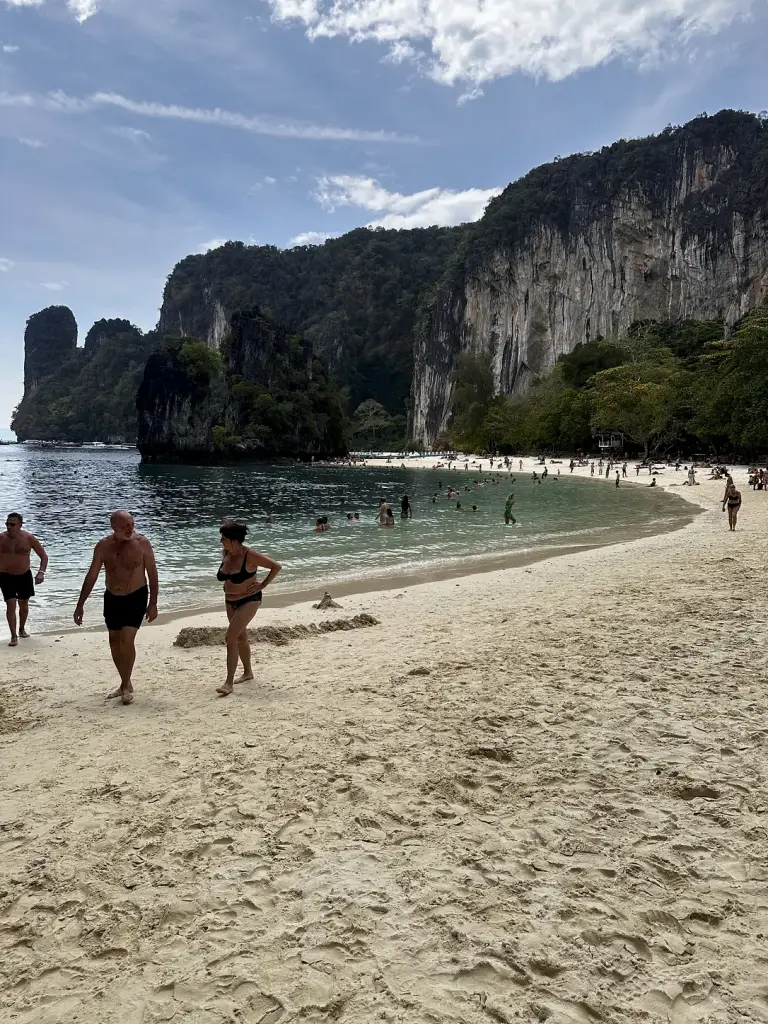 The big beach on Koh Hong and the limestone cliffs