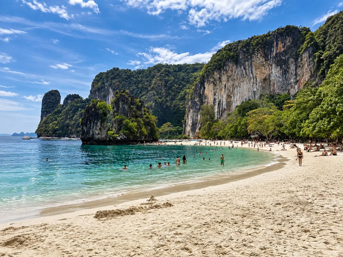 Koh Hong beach, limestone cliffs and turquoise water, Krabi