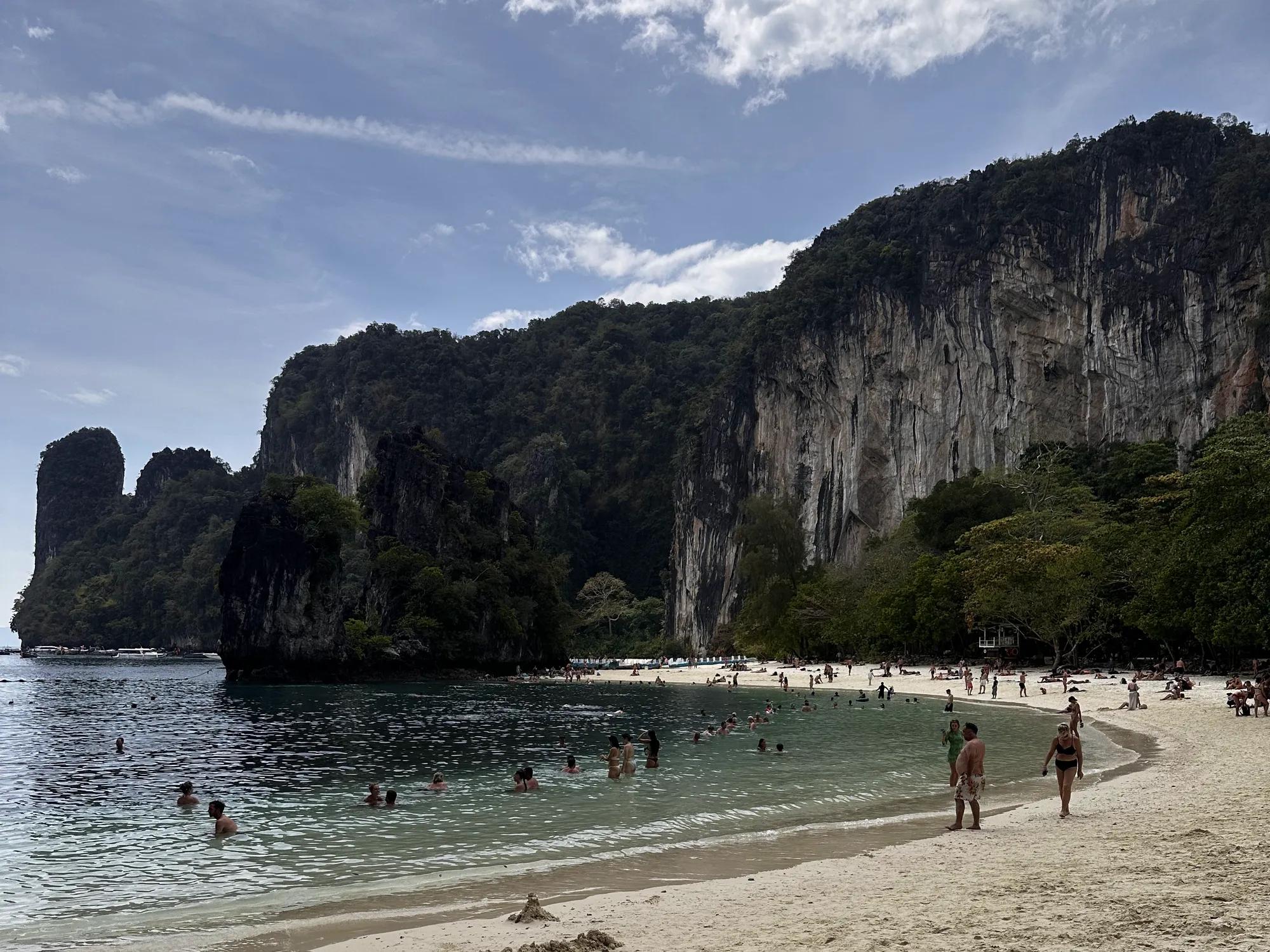 Koh Hong beach and limestone cliffs in the Hong Islands, Krabi