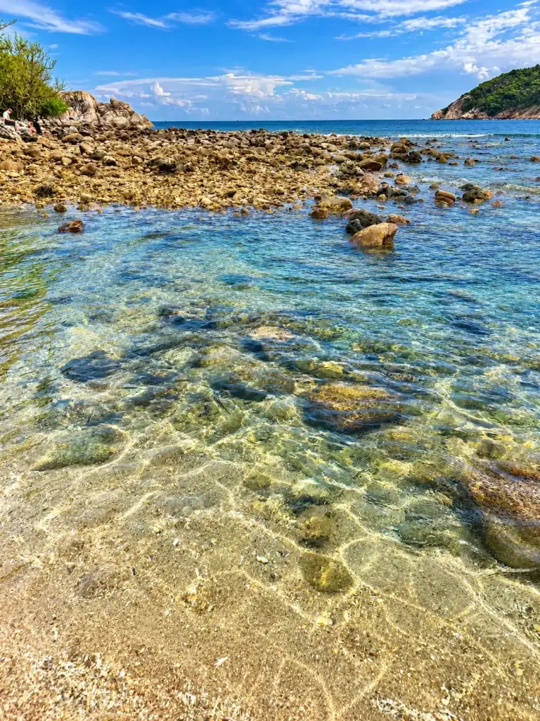 Clear water and rocks near Koh Ma, Koh Phangan