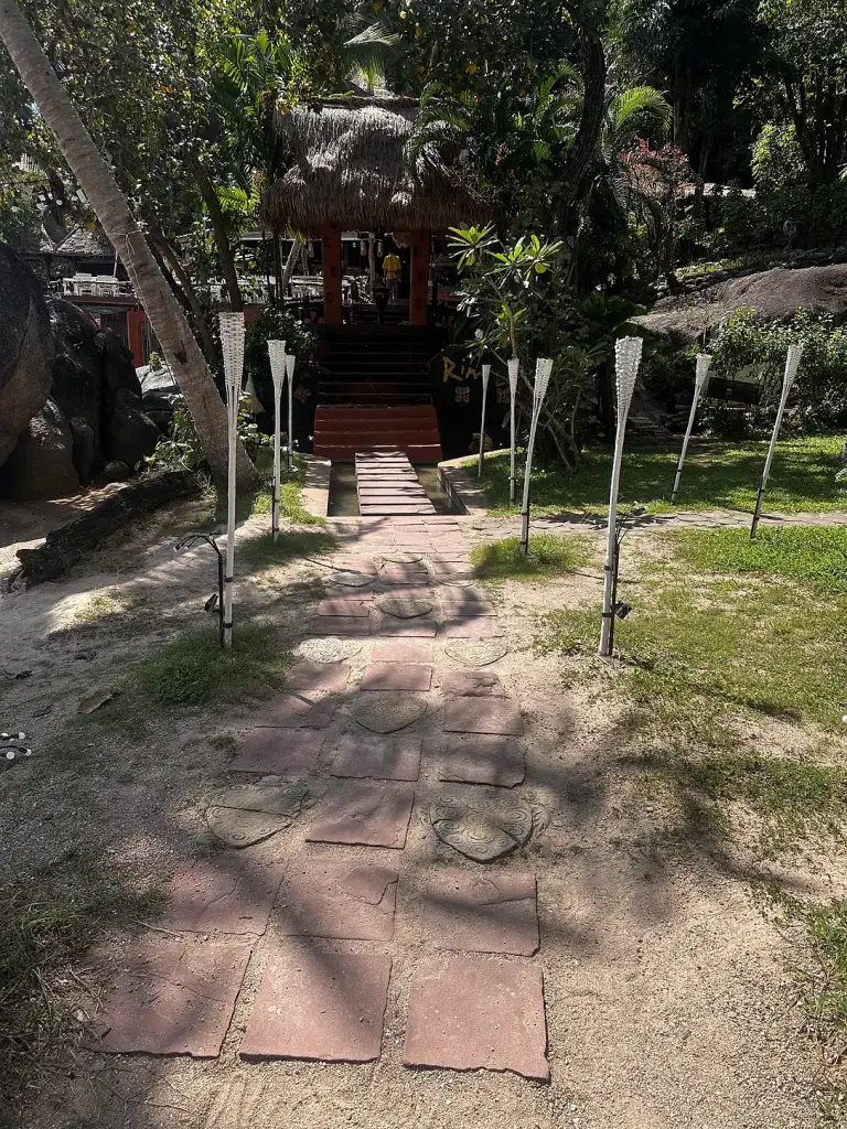 Een tuinpad naar restaurant Rim Lae bij Koh Tao Cabana