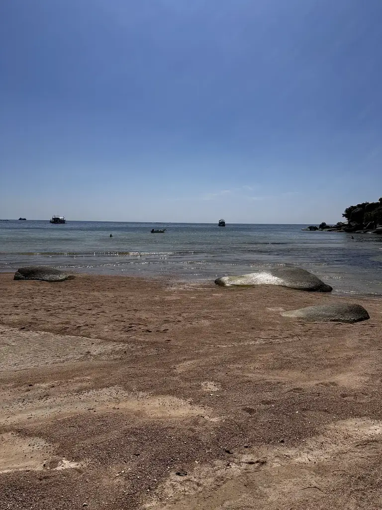 Rotsen en ondiep water aan het noordelijke uiteinde van Sairee Beach