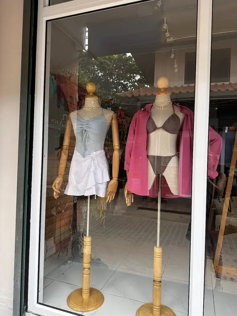 A shop window with a light blue top and a bikini in Sairee, Koh Tao
