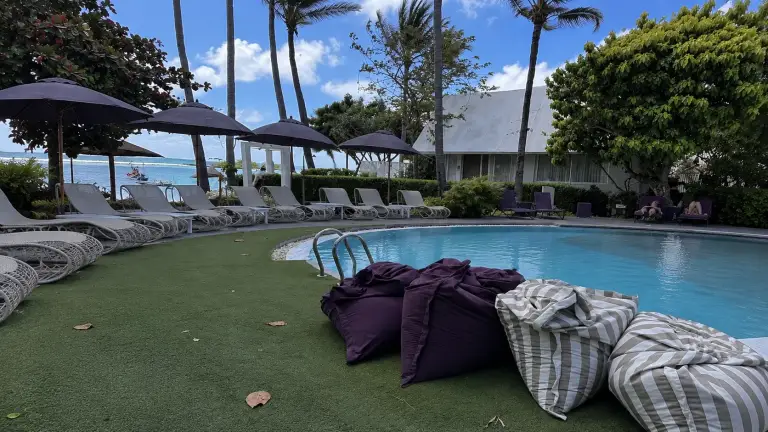 LA VIDA Samui - la piscine et la pelouse face à la mer
