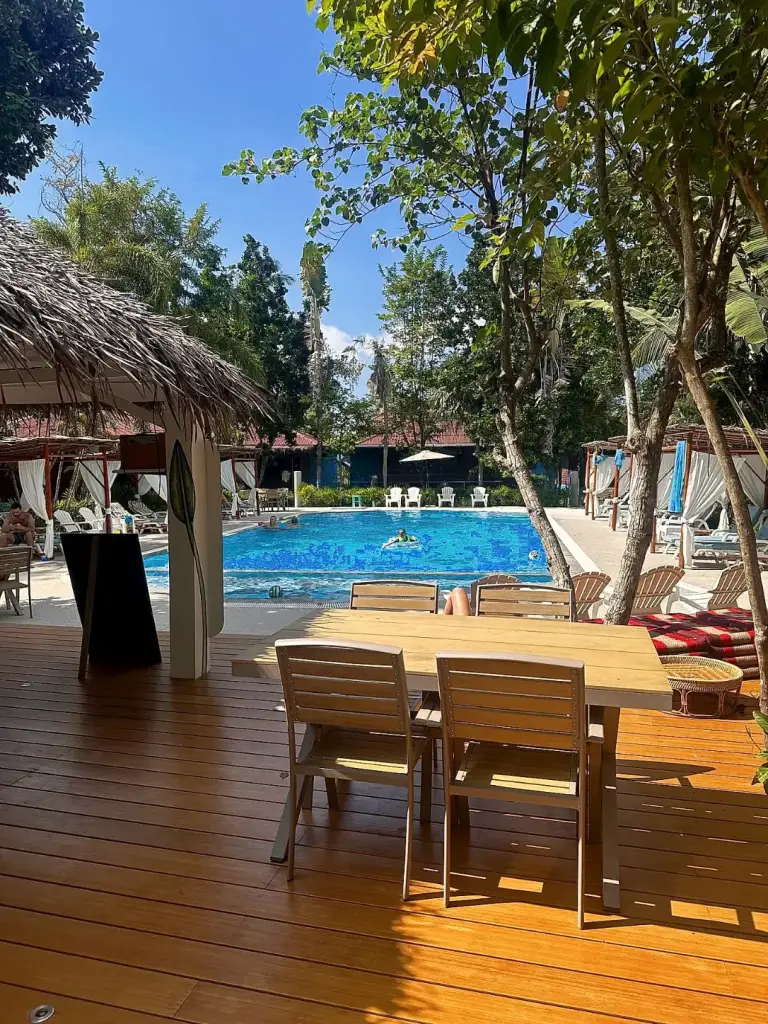 Der Pool und die Sala-Pavillons im Garten des Baan Kiao Resort, Haad Yao