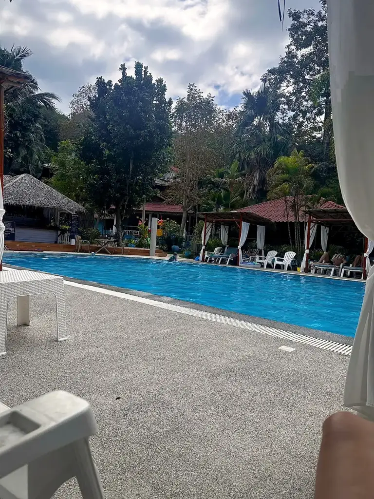 Der Pool des Baan Kiao Resort und die Bungalows rundherum
