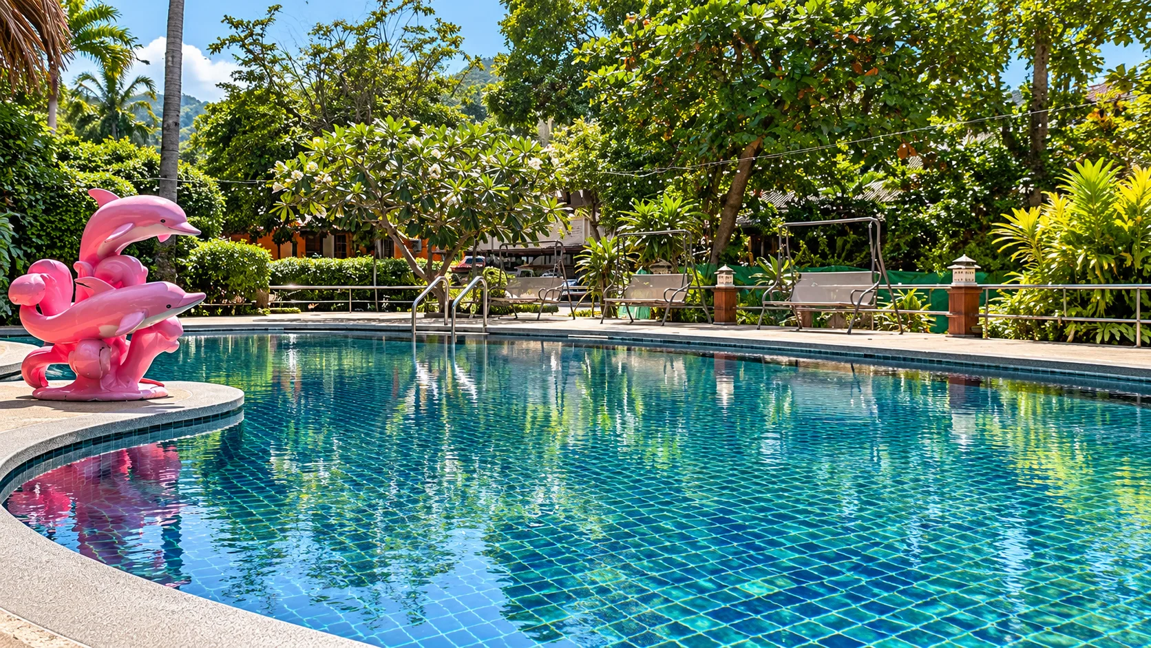 הבריכה של Lotus Paradise Resort עם פסל הדולפינים הוורוד, קו טאו