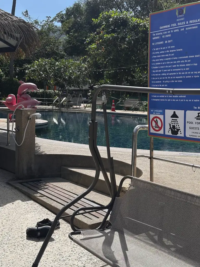 שפת הבריכה ושלטי הכללים ב-Lotus Paradise Resort