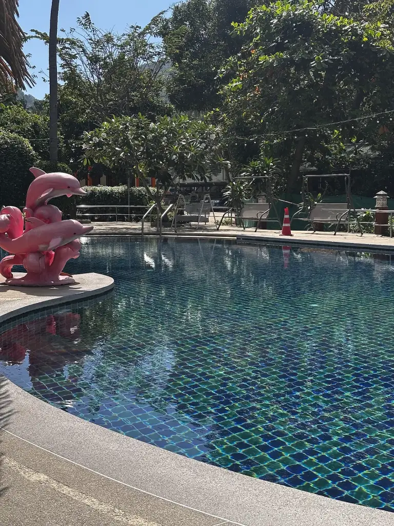 הבריכה של Lotus Paradise Resort עם פסל הדולפין הוורוד, סאירי