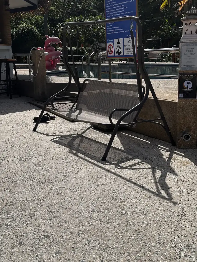 כיסאות נדנדה ליד הבריכה ב-Lotus Paradise Resort