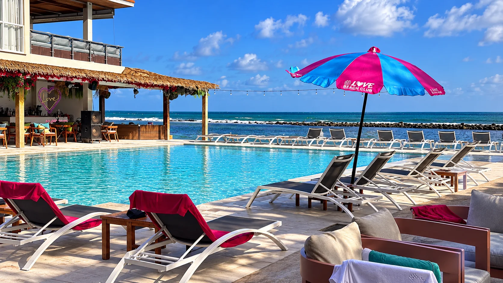 Love Beach Club & Resort Samui - der Pool mit Blick aufs Meer