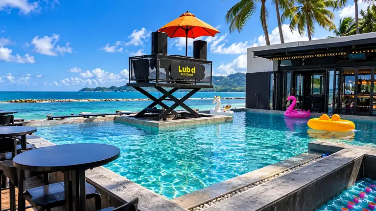 Piscine face à la mer au Lub d Koh Samui à Chaweng, avec la cabine du DJ et des bouées