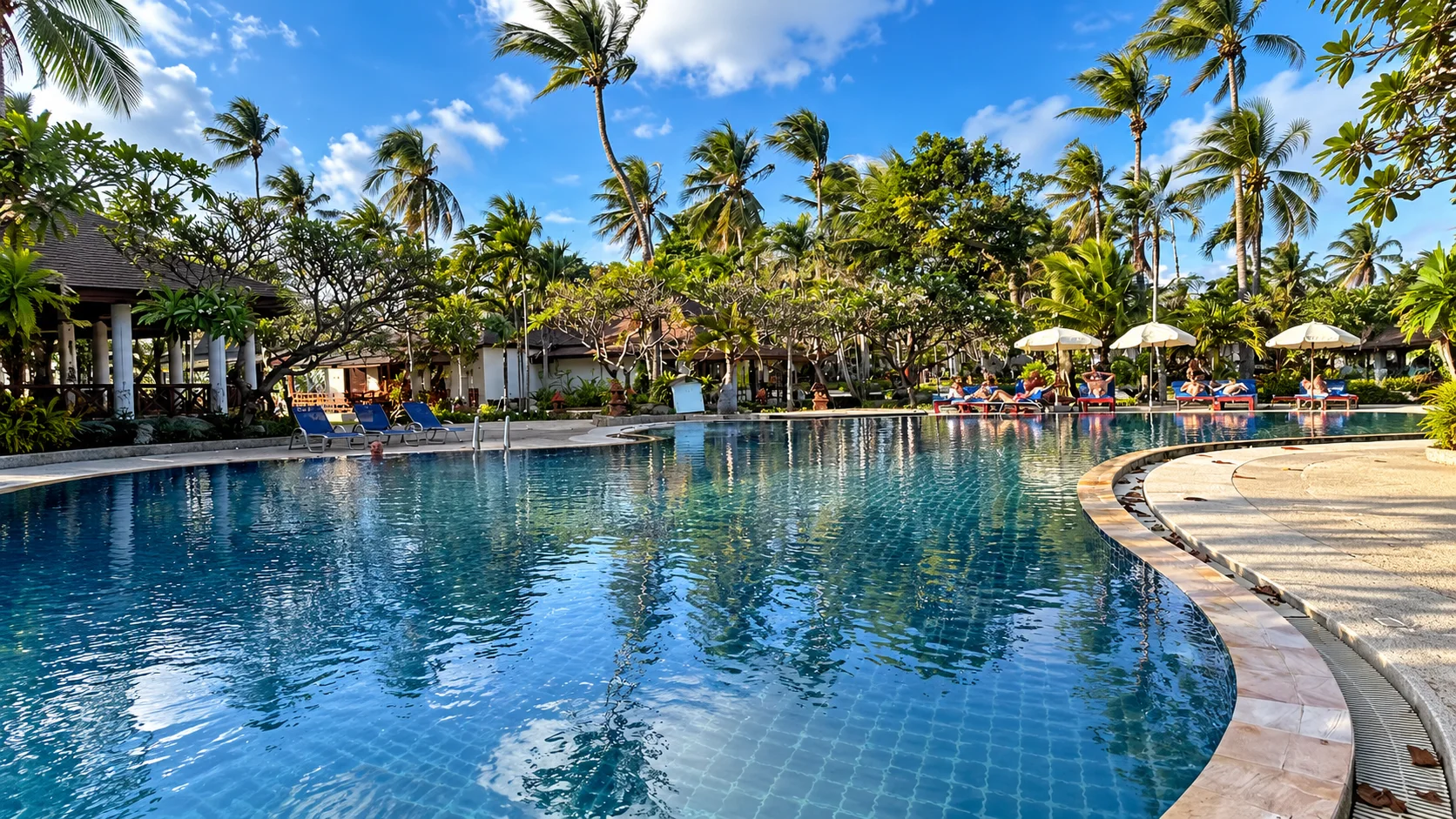 Malibu Beach Resort Samui - der Pool im tropischen Garten