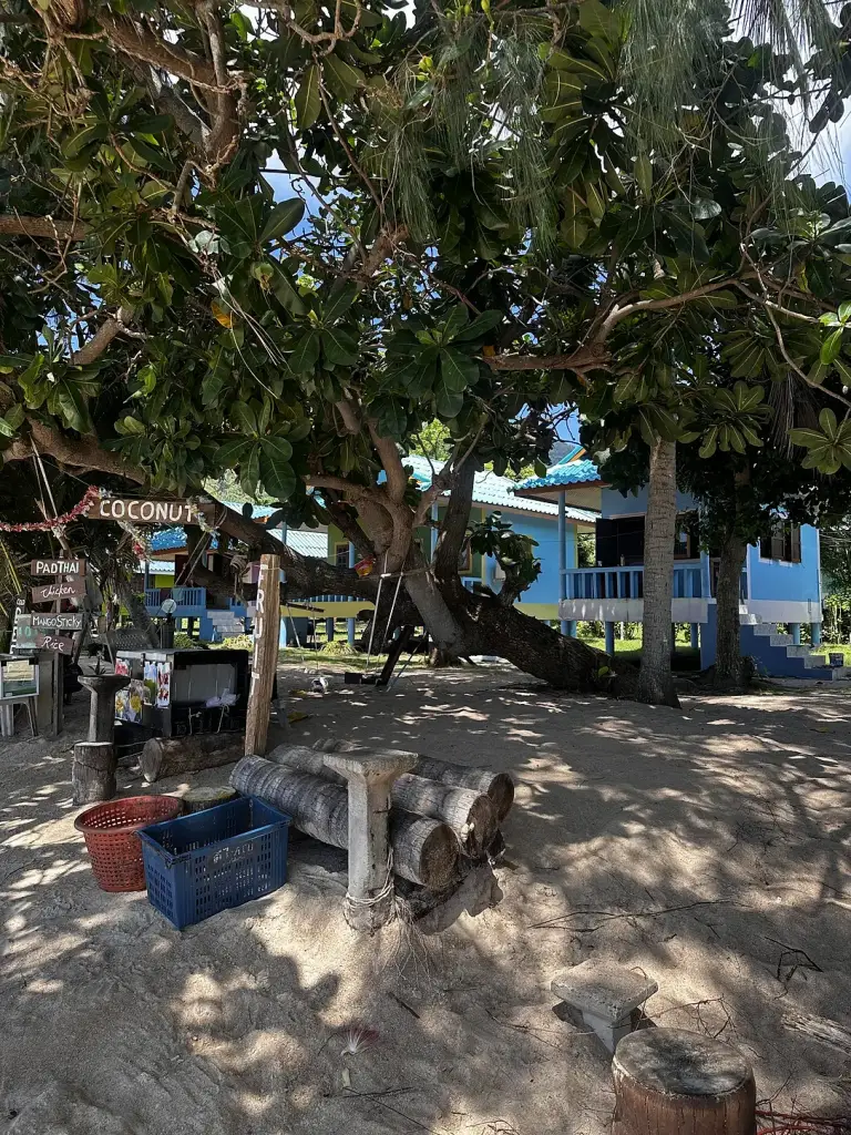 Het strand en de blauwe bungalows van Mama O Chai 2 in Sairee