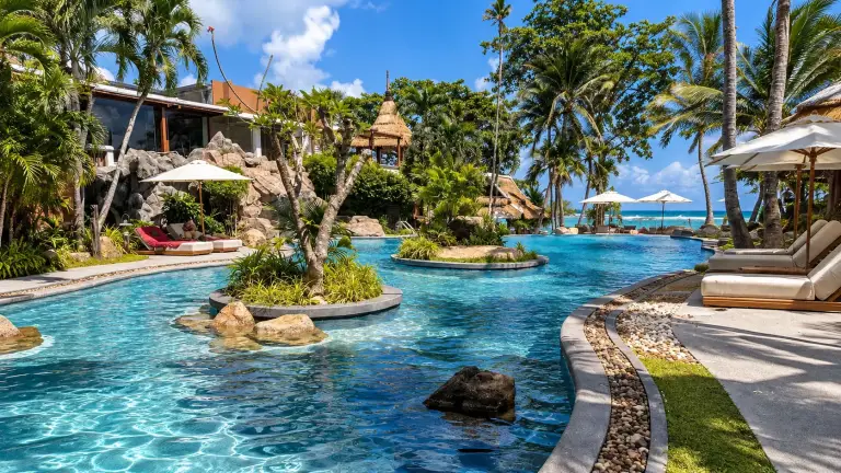 Muang Samui Spa Resort - la piscine entre des îlots de verdure