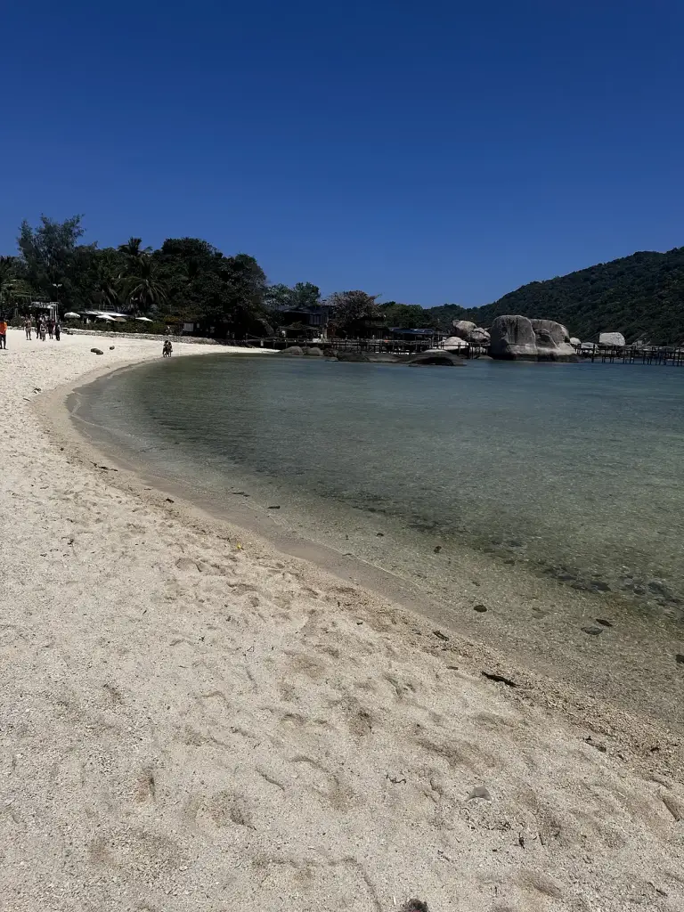 La courbe de la plage et l'eau peu profonde à Koh Nang Yuan