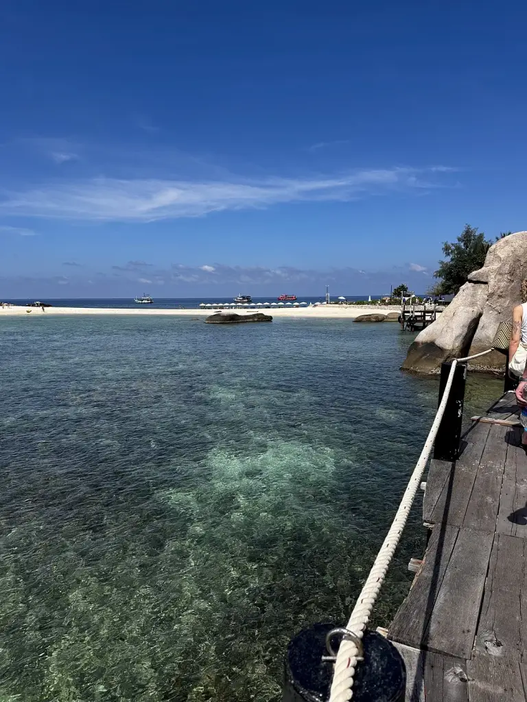 Eau claire près de la jetée de Koh Nang Yuan