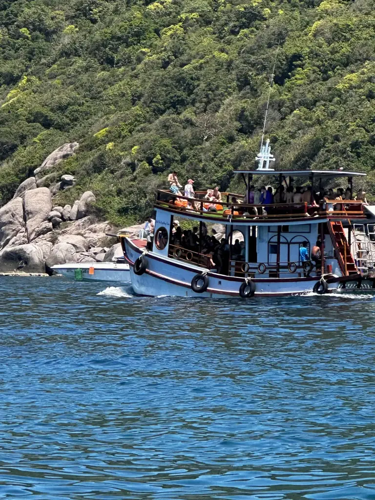 Un bateau d'excursion arrivant à Koh Nang Yuan