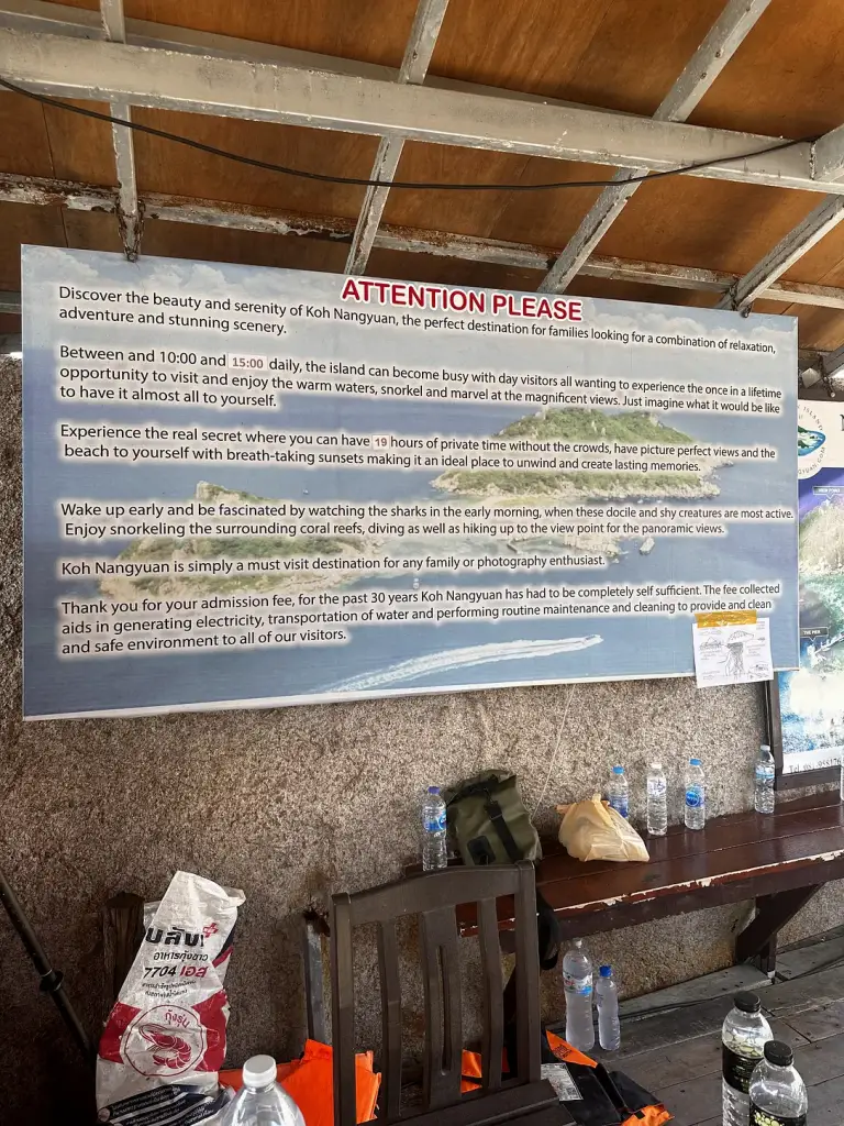Le panneau du règlement des visiteurs à l'entrée de Koh Nang Yuan