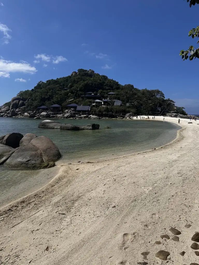 Le banc de sable et l'île à Koh Nang Yuan