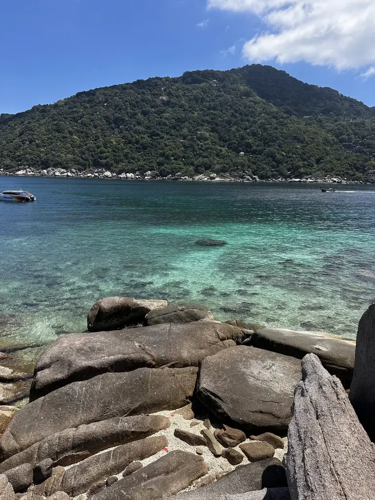 Eau turquoise et rochers de granit à Koh Nang Yuan