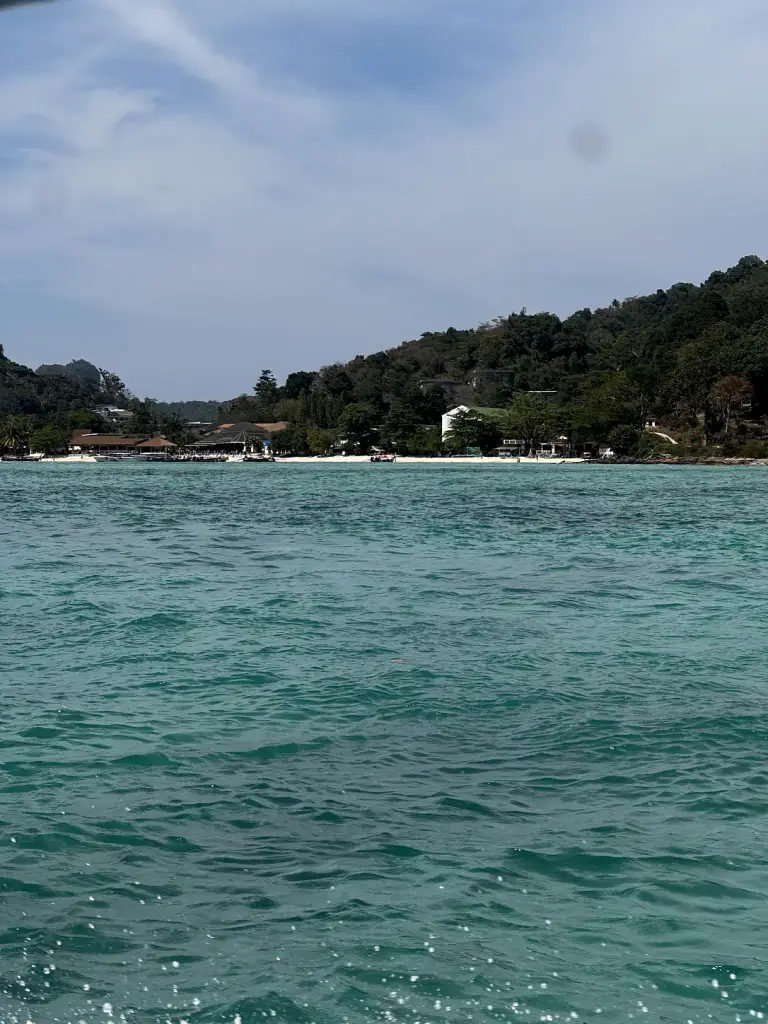 Die Buchten und Hügel zwischen Long Beach und Tonsai, fotografiert von einem Longtailboot