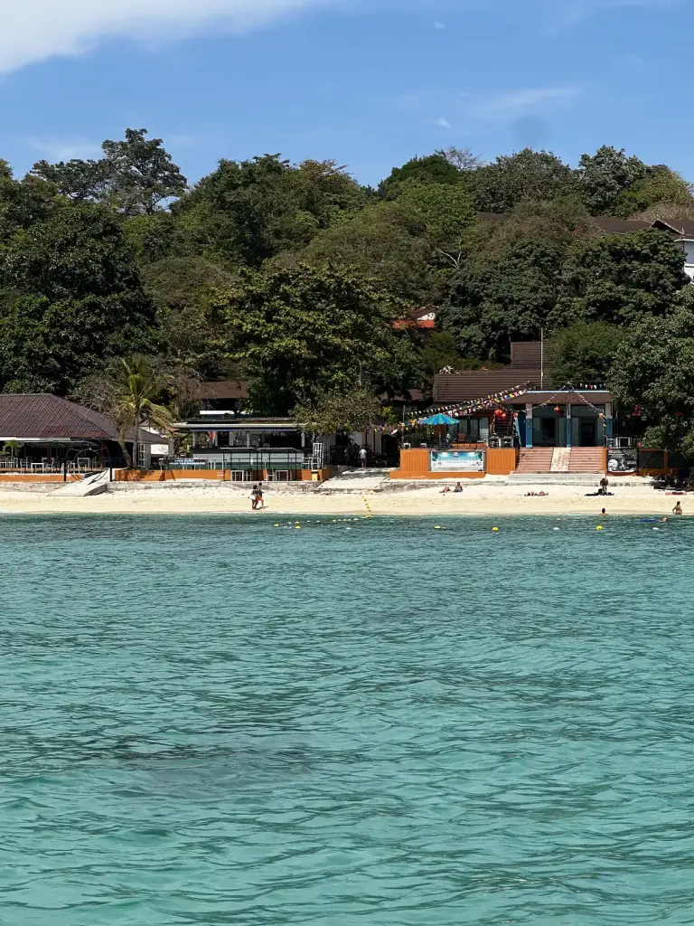 Phi Phi Long Beach Resort & Villa und Haad Yao Bungalow am Long Beach, fotografiert vom Meer aus