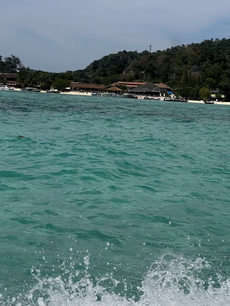 Blick von einem Longtailboot auf die Strände und Hotels auf dem Weg nach Tonsai, Koh Phi Phi