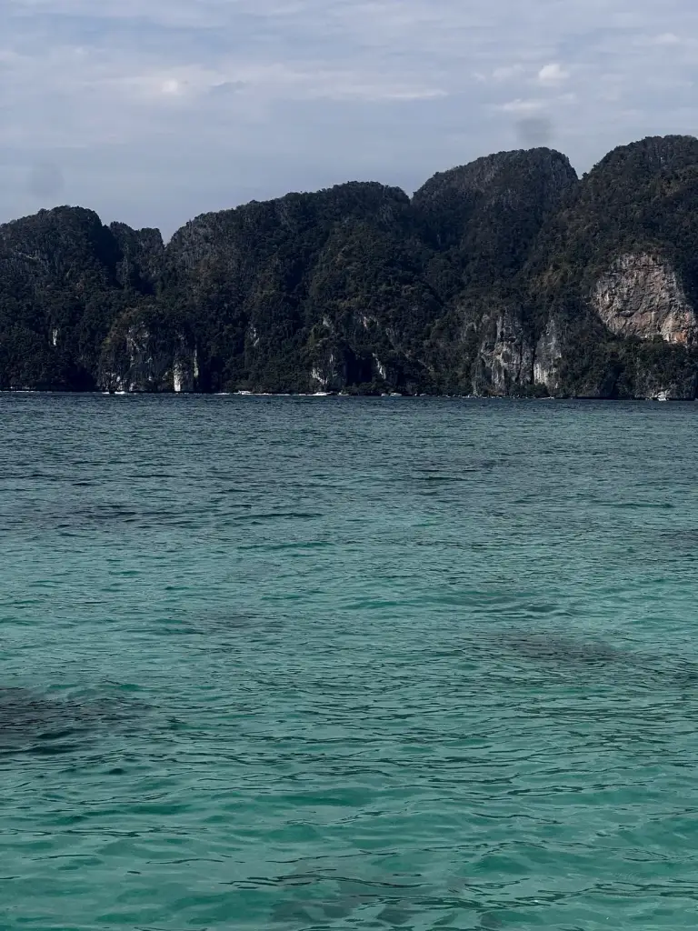 Die Klippen von Phi Phi Leh gegenüber dem Long Beach, fotografiert von einem Longtailboot