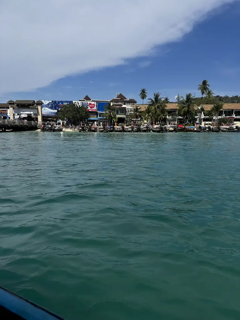 Das Dorf Tonsai und die Boote am Anleger, vom Boot aus gesehen, Koh Phi Phi