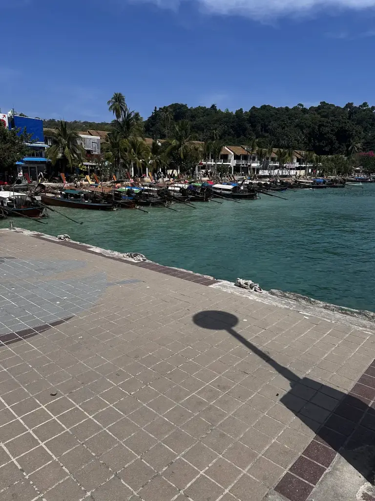 Der Steg am Tonsai Pier und Longtailboote, Koh Phi Phi